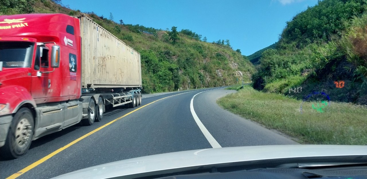 Hóa trang ghi hình xử phạt các tài xế vượt ẩu