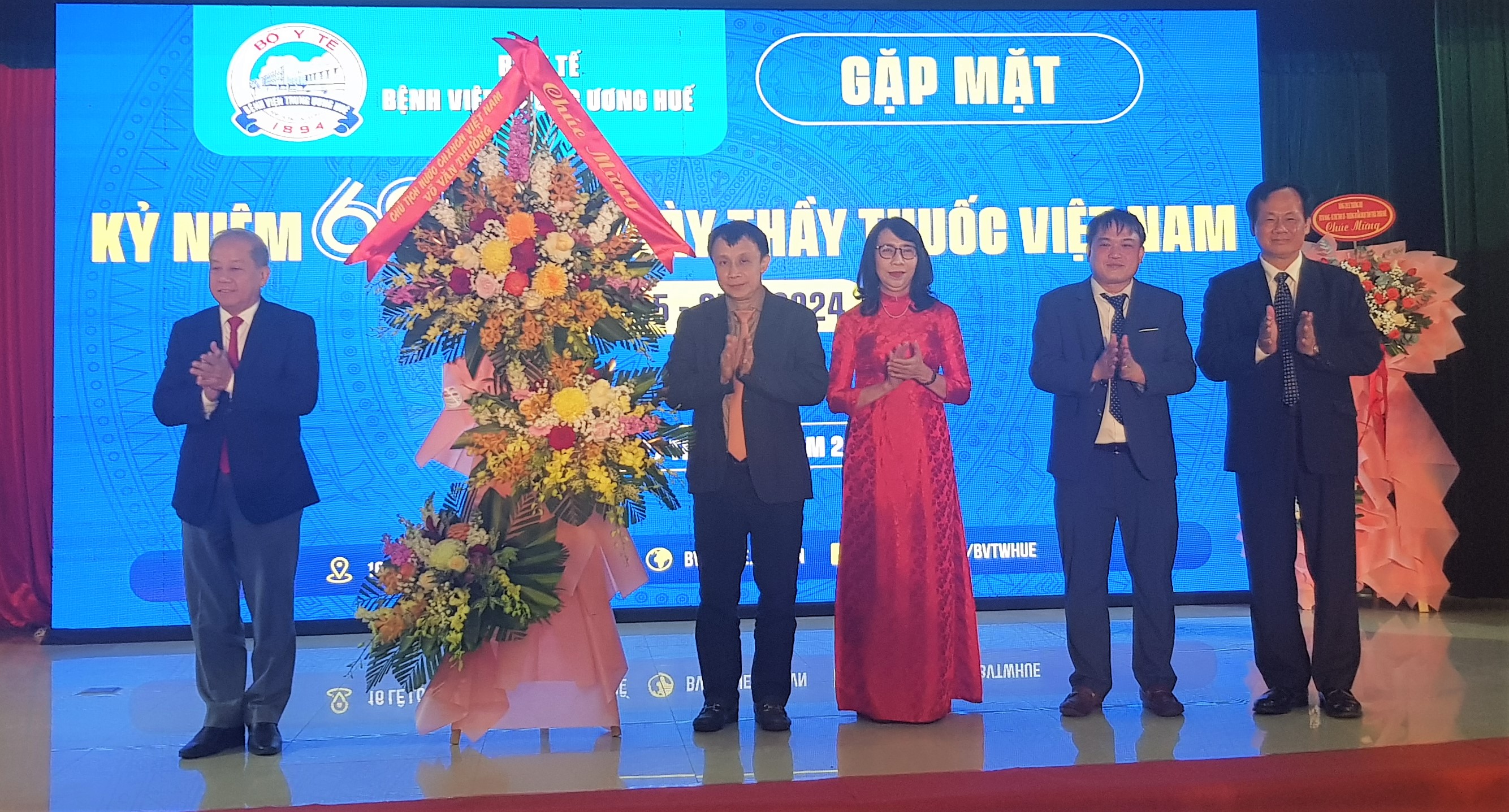 Bệnh viện Trung ương Huế kỷ niệm Ngày Thầy thuốc Việt Nam và khai trương máy xạ trị gia tốc