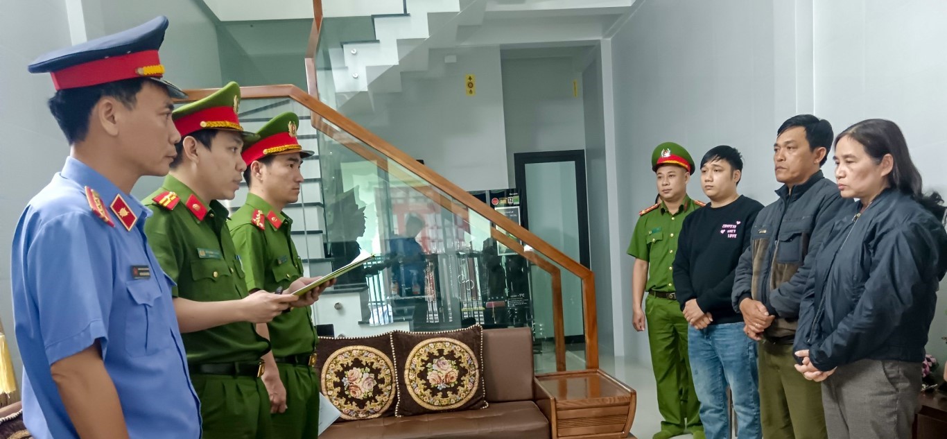 Khởi tố 4 phụ nữ mua bán hóa đơn trái phép thu lợi bất chính