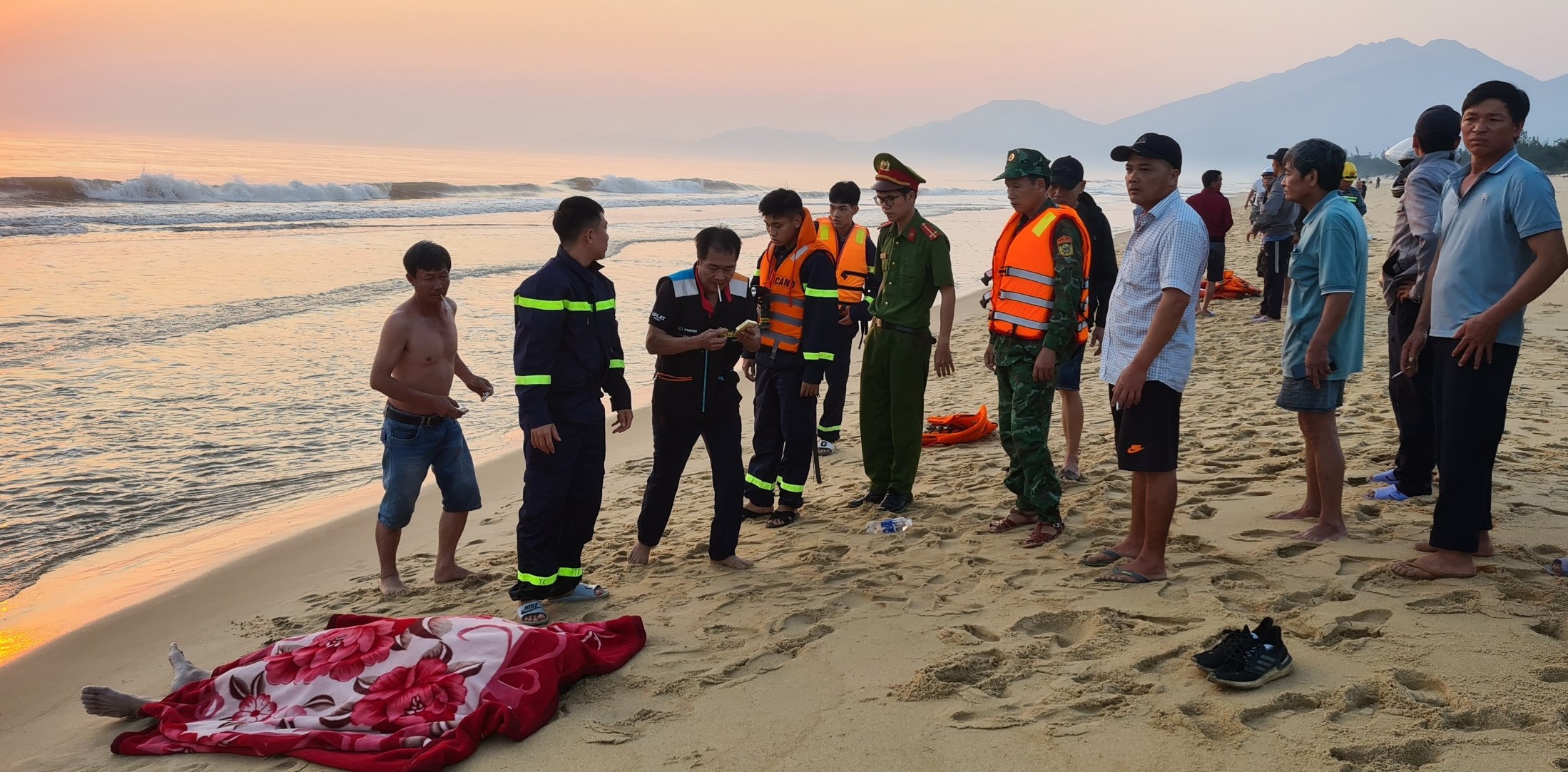 Tìm thấy thi thể nạn nhân bị sóng cuốn trôi khi đi bủa lưới