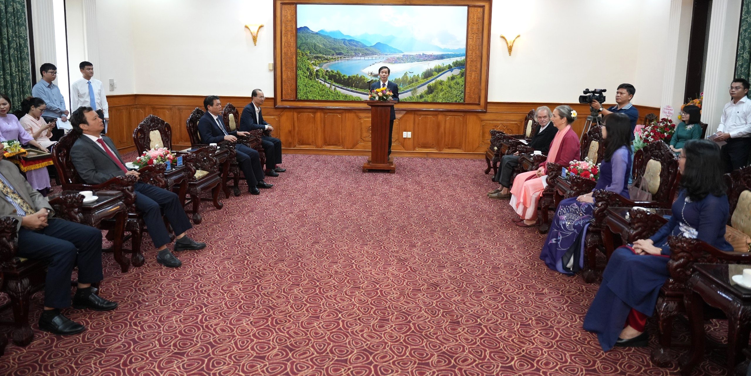 Trao danh hiệu “Công dân danh dự tỉnh Thừa Thiên Huế” cho 2 phụ nữ nước ngoài