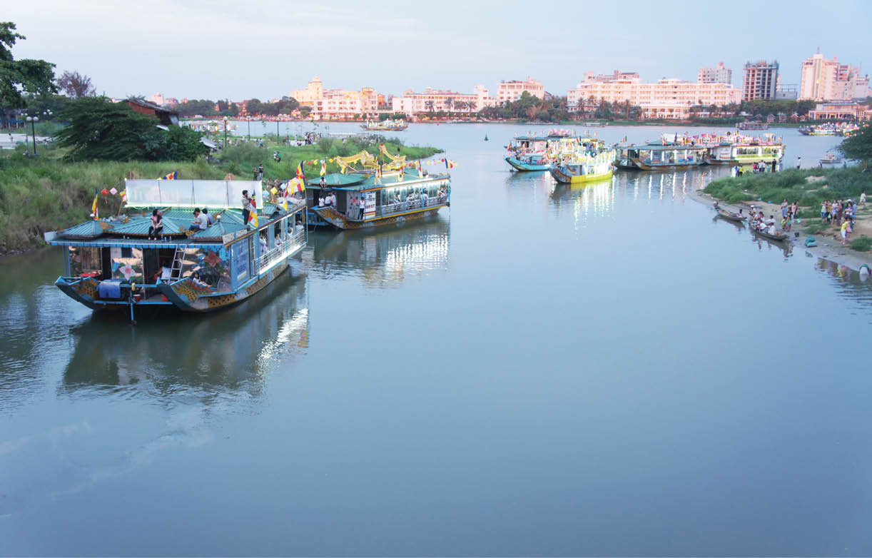 Sân khấu nổi trước công viên Trịnh Công Sơn