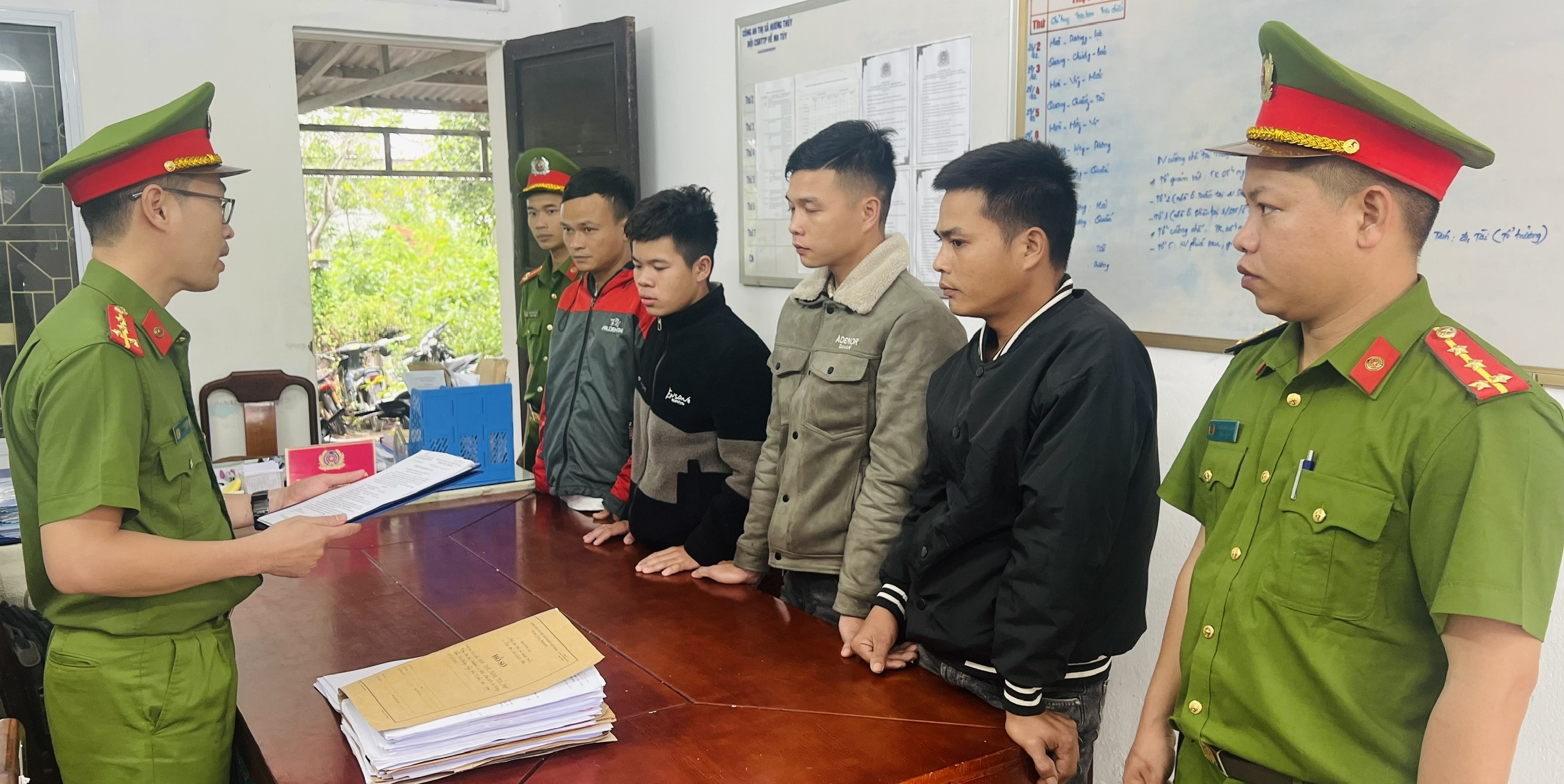 4 đối tượng bị bắt vì cưa trộm cây rừng lâm sản