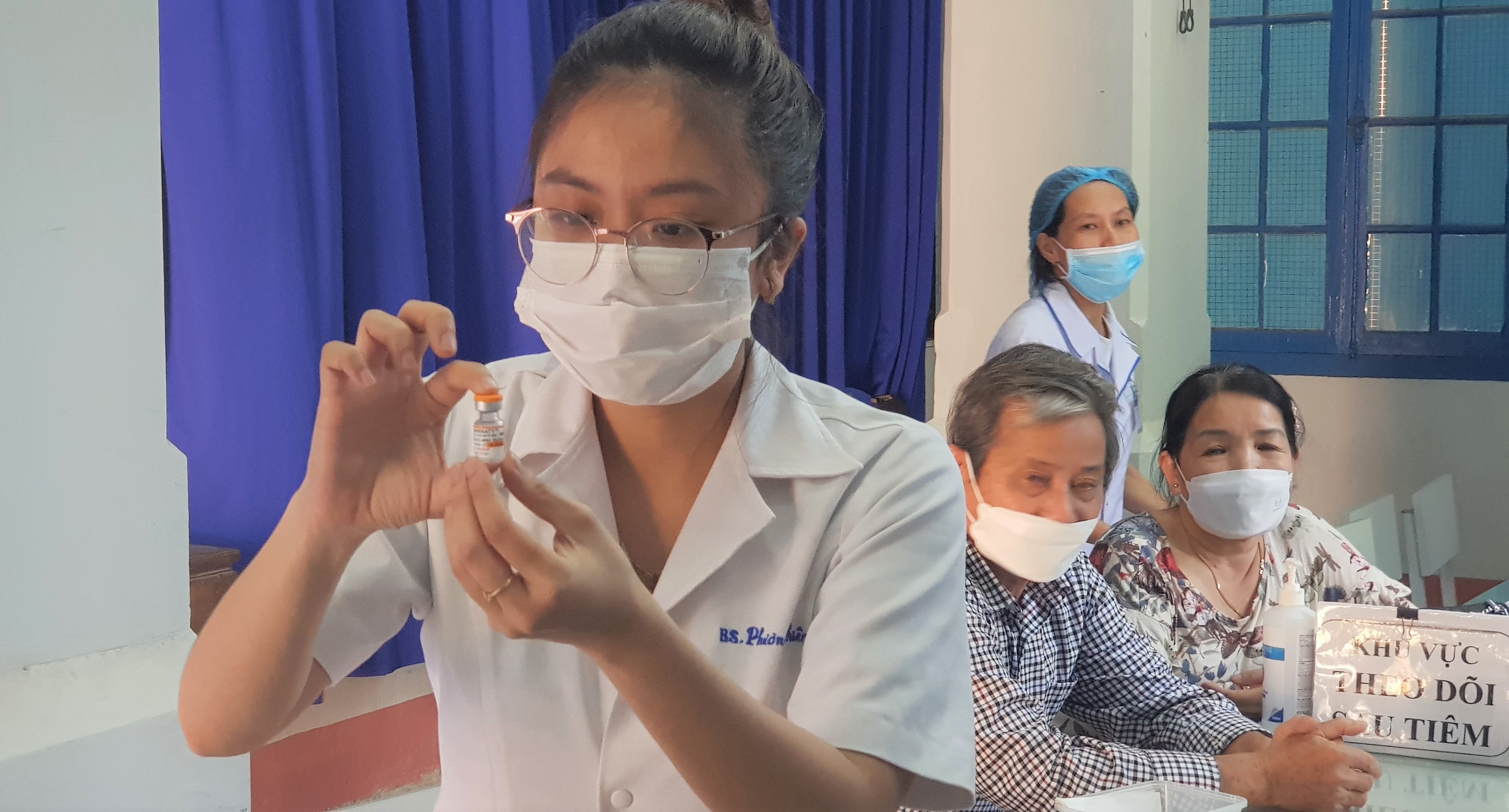 Tiêm vắc xin phòng COVID-19 tại Trung tâm Y tế TP Huế