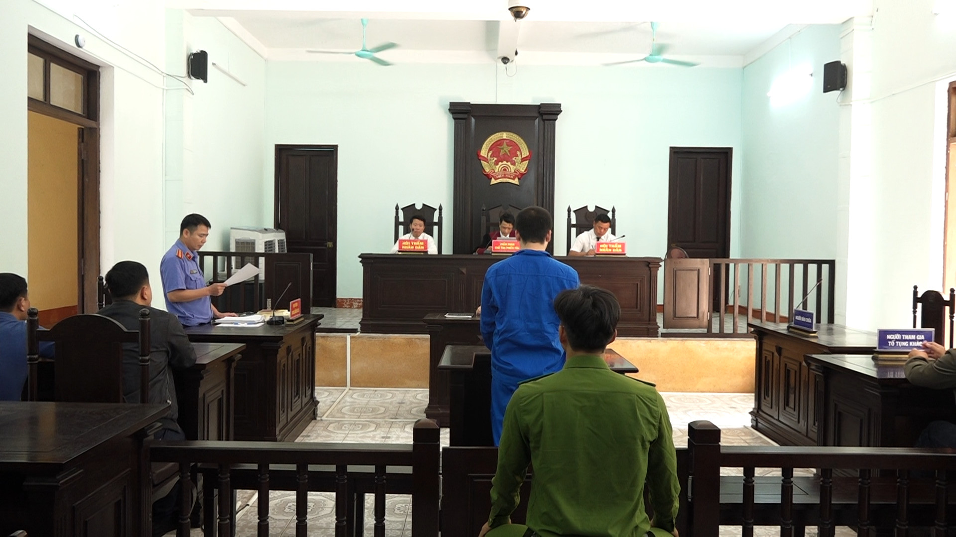 Bị kiểm tra hành chính, rút dao đâm trọng thương trưởng và phó công an phường