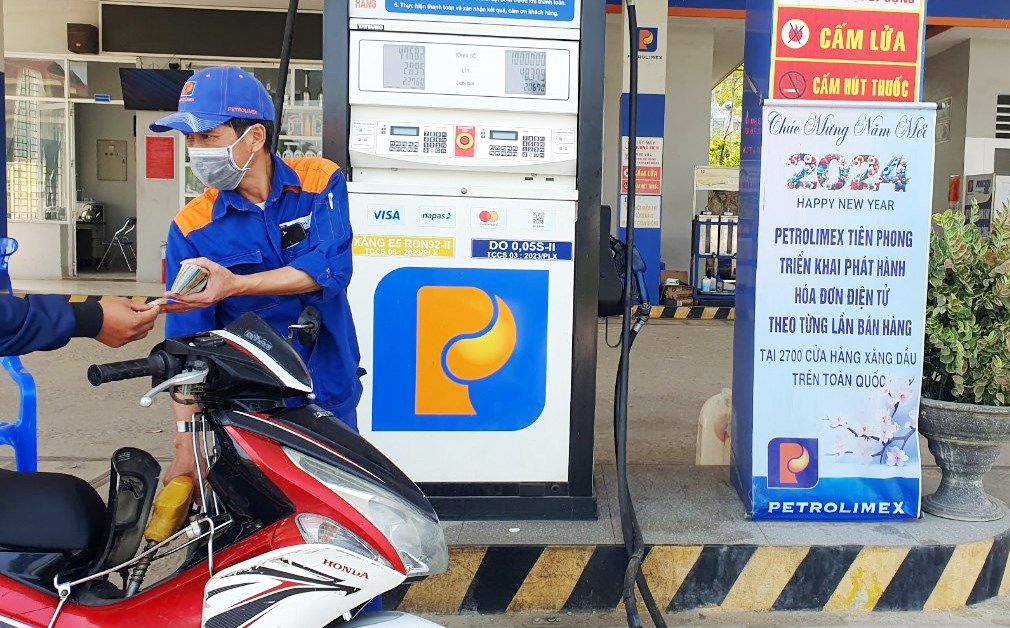 Giá xăng giảm thêm 20 đồng lít