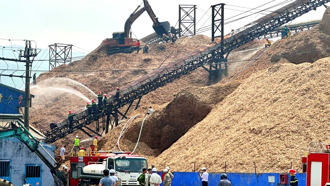 Khống chế hỏa hoạn ở bãi dăm gỗ ở thôn Phú Gia