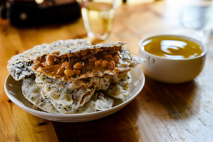 Tận hưởng hương vị kẹo đậu phộng Huế truyền thống tại Xưởng bánh kẹo Đại Nhân