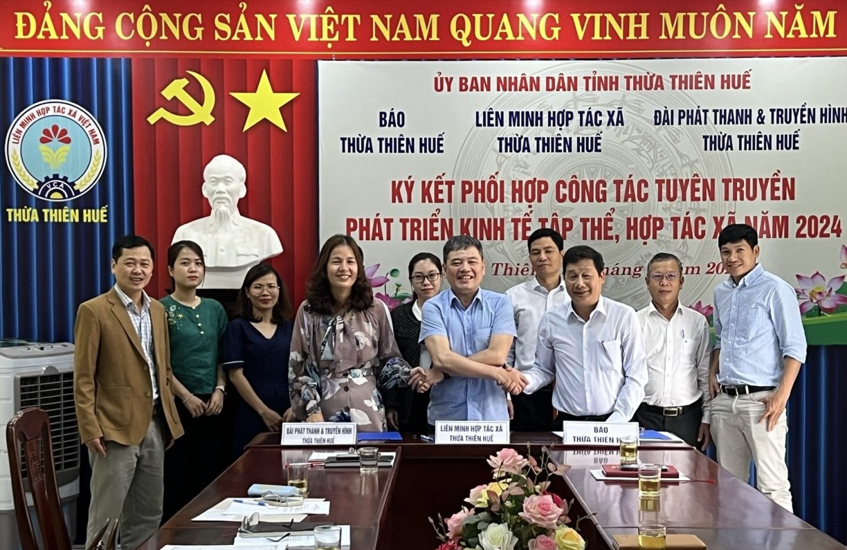 Ký kết phối hợp công tác tuyên truyền phát triển kinh tế tập thể, hợp tác xã năm 2024