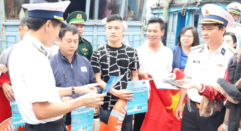 Ghi nhận đóng góp của phóng viên trong công tác phối hợp tuyên truyền biển đảo