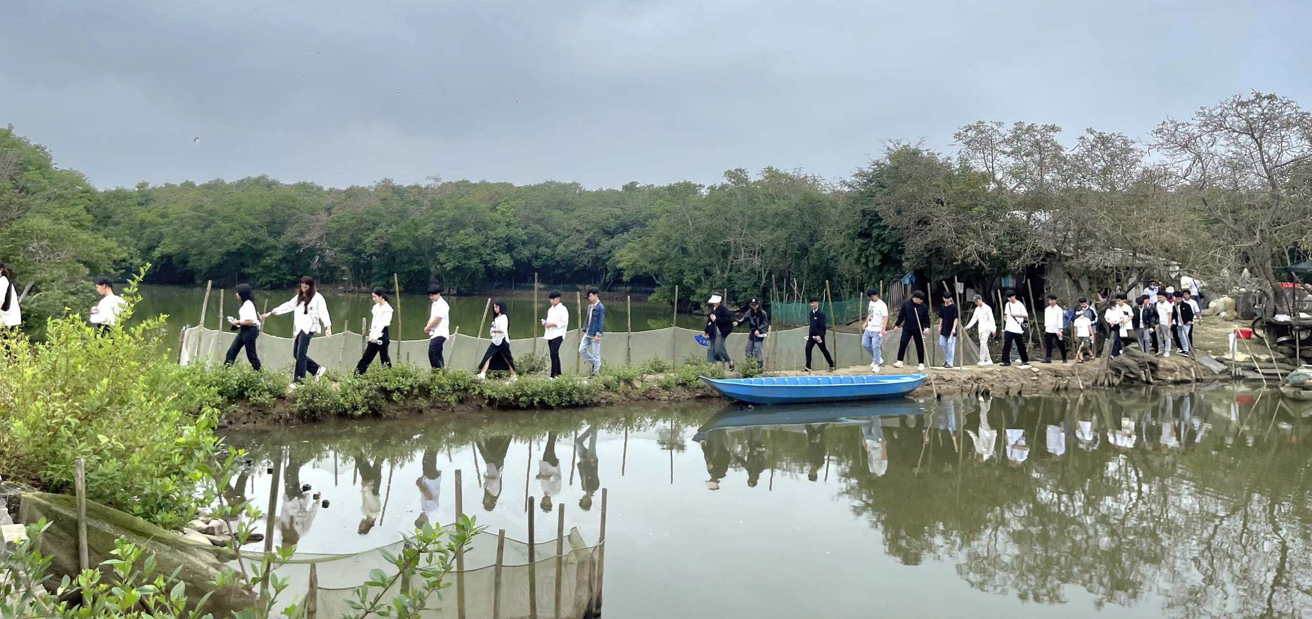 Học sinh Quảng Trị tham gia trải nghiệm thực tế môi trường học tập tại Huế