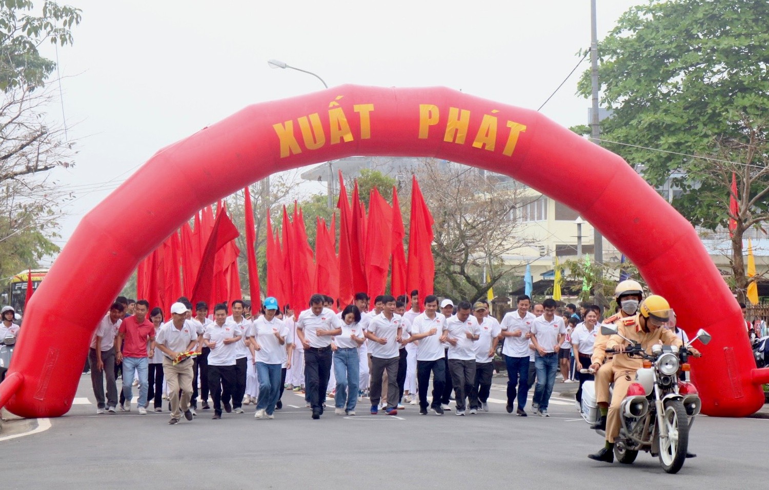 Gần 600 người tham gia Giải việt dã truyền thống năm 2024