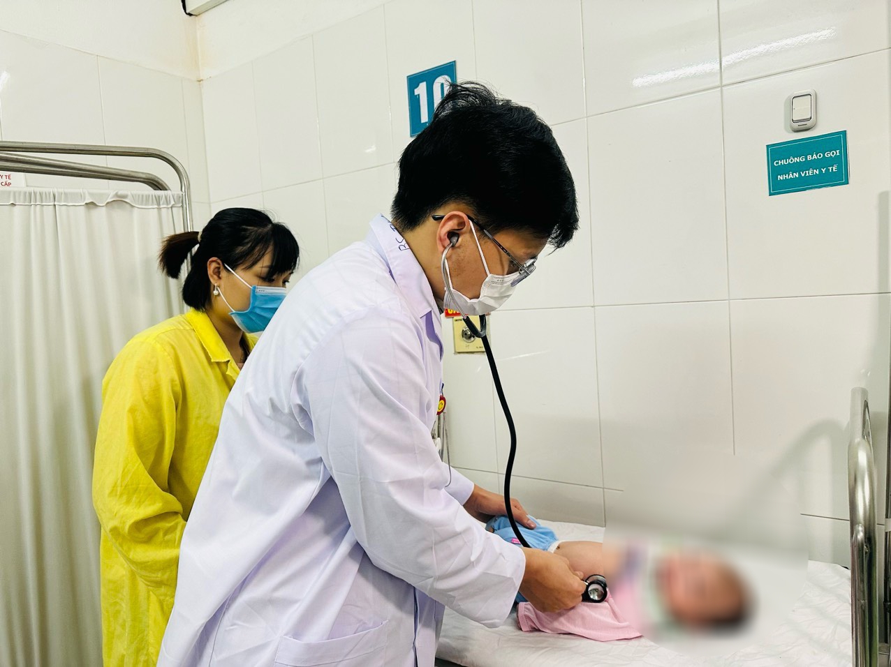 Trời nồm ẩm, nhiều trẻ em, người già nhập viện vì bệnh hô hấp