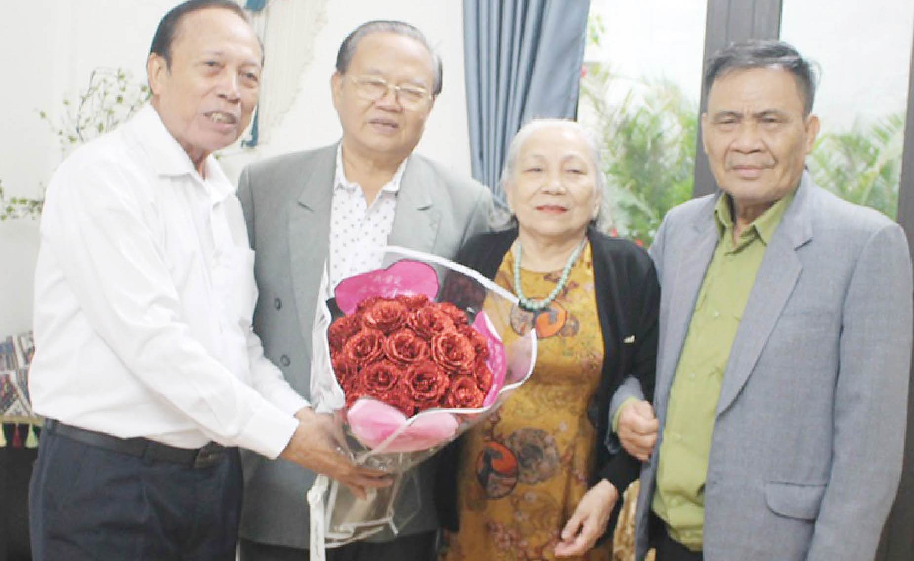 “Dấm khua sương”