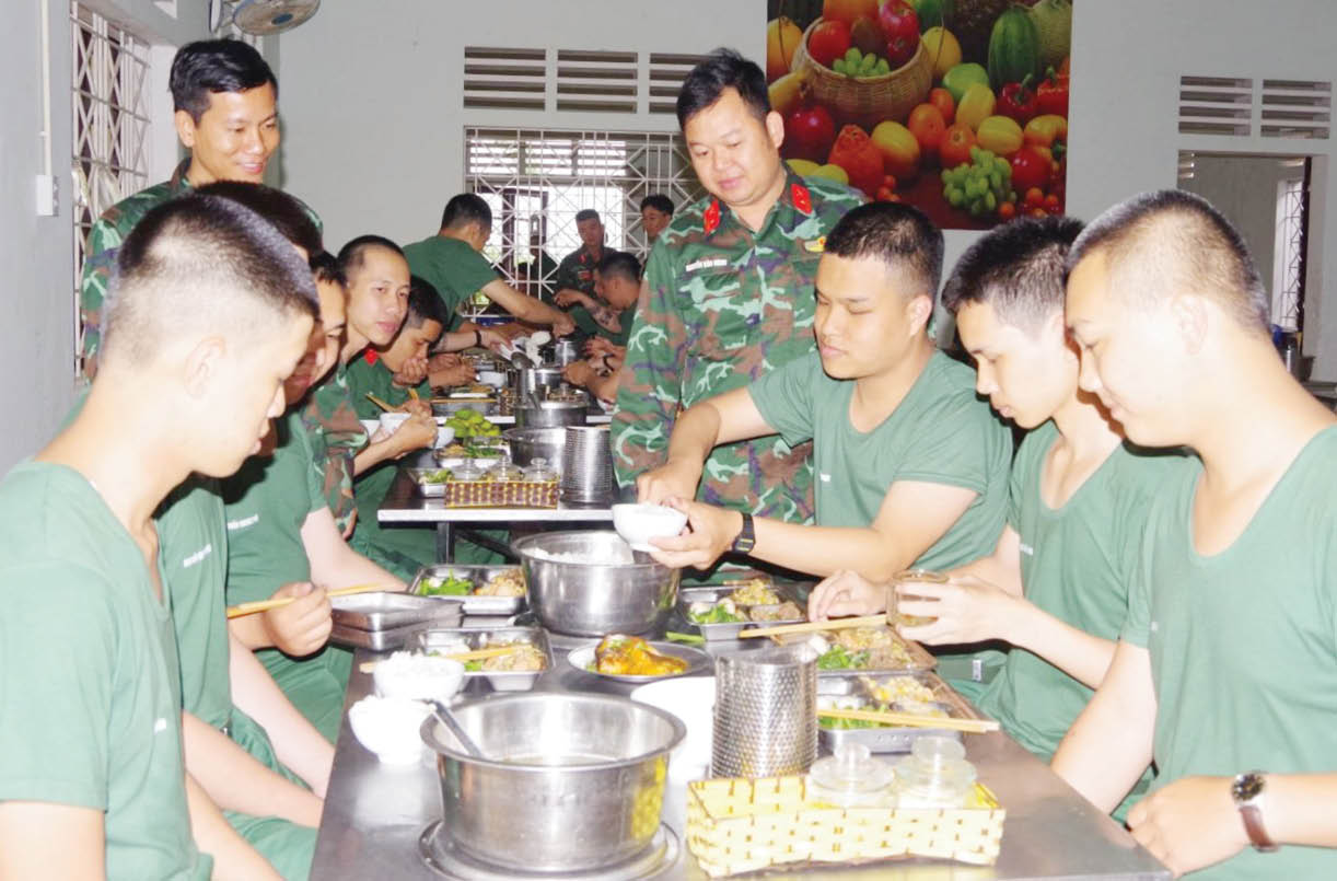 Tận tình như người anh, thân thiết như người bạn