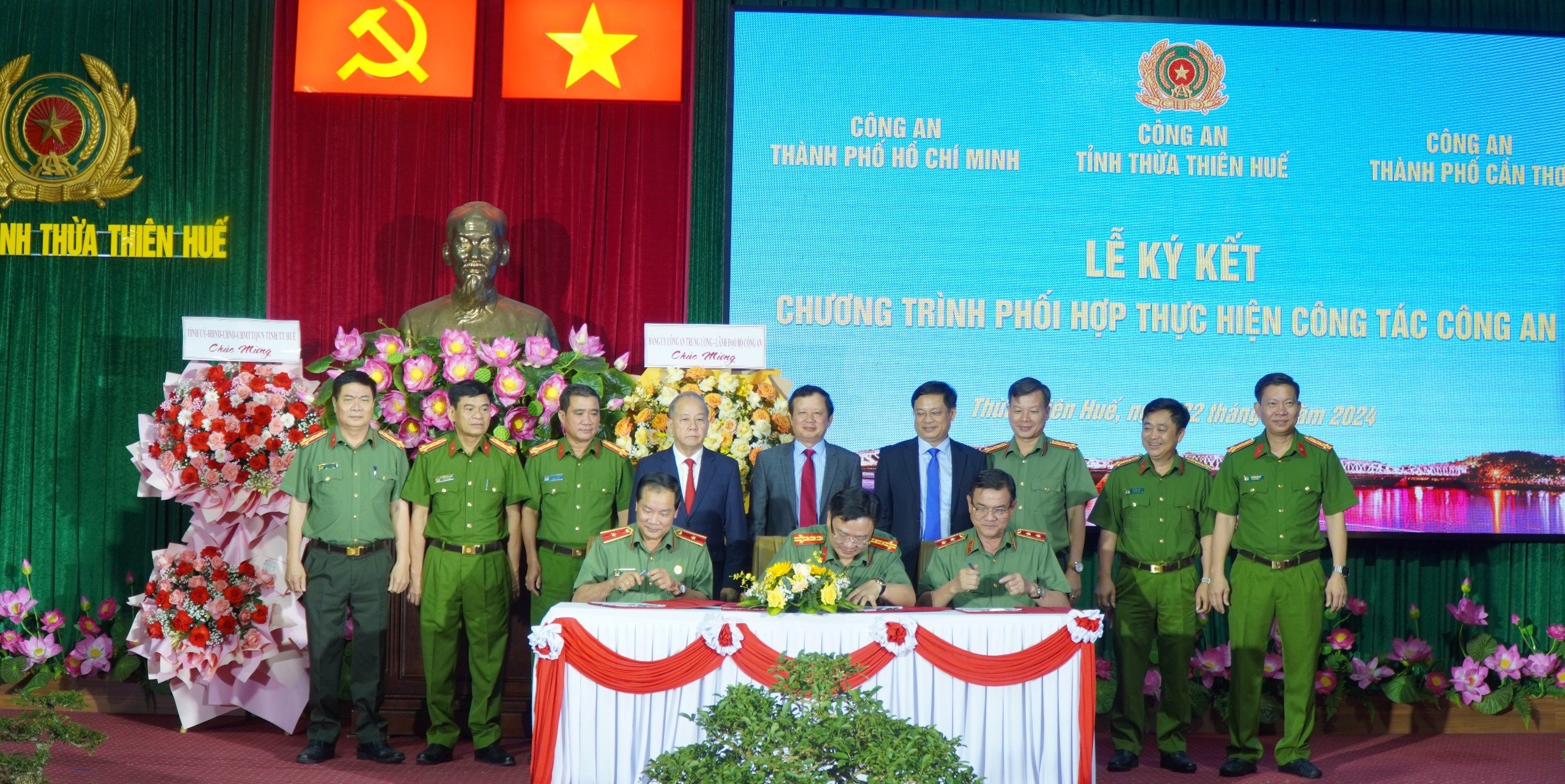 Ký kết chương trình phối hợp đảm bảo an ninh chính trị, an toàn xã hội