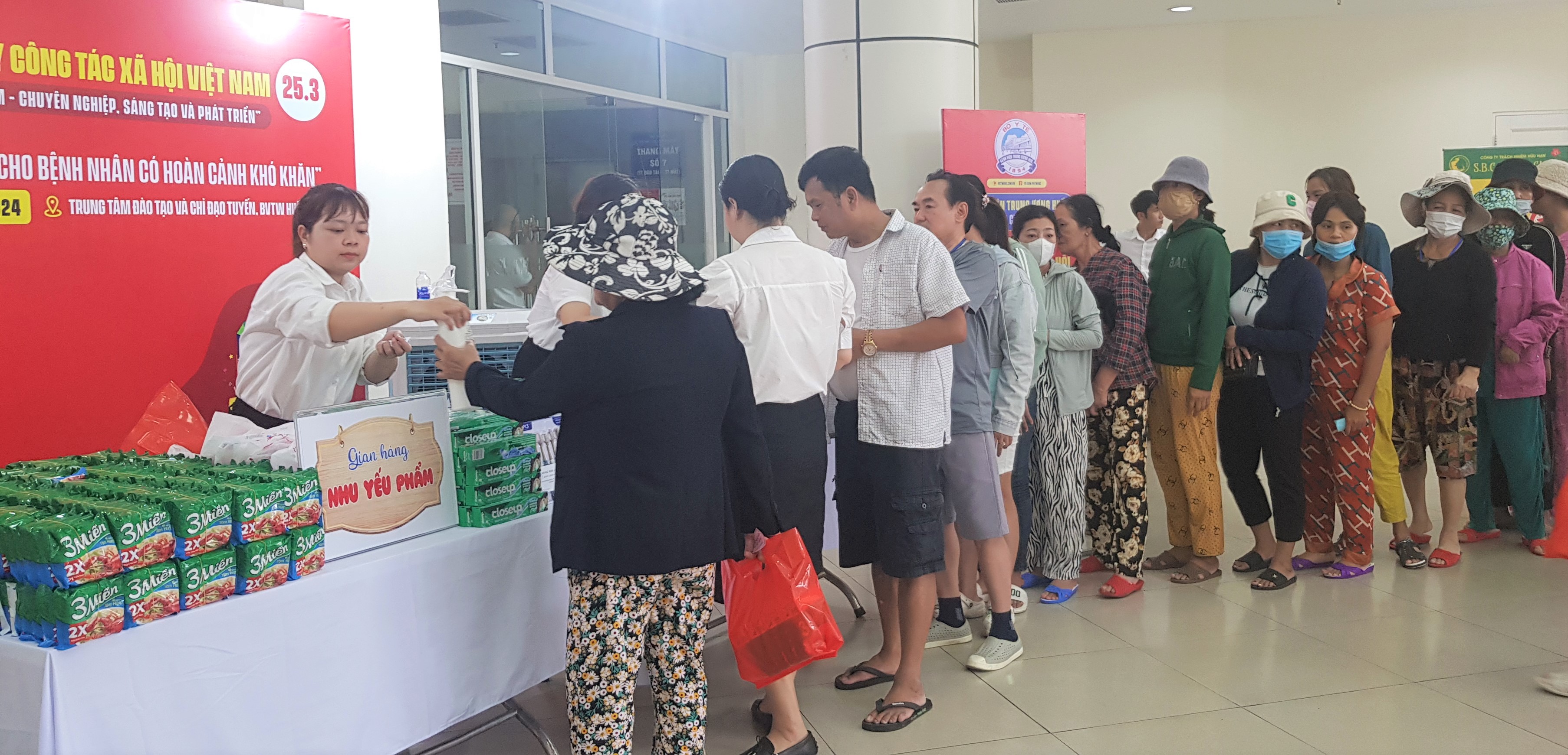 1 000 bệnh nhân mua hàng miễn phí ở gian hàng 0 đồng