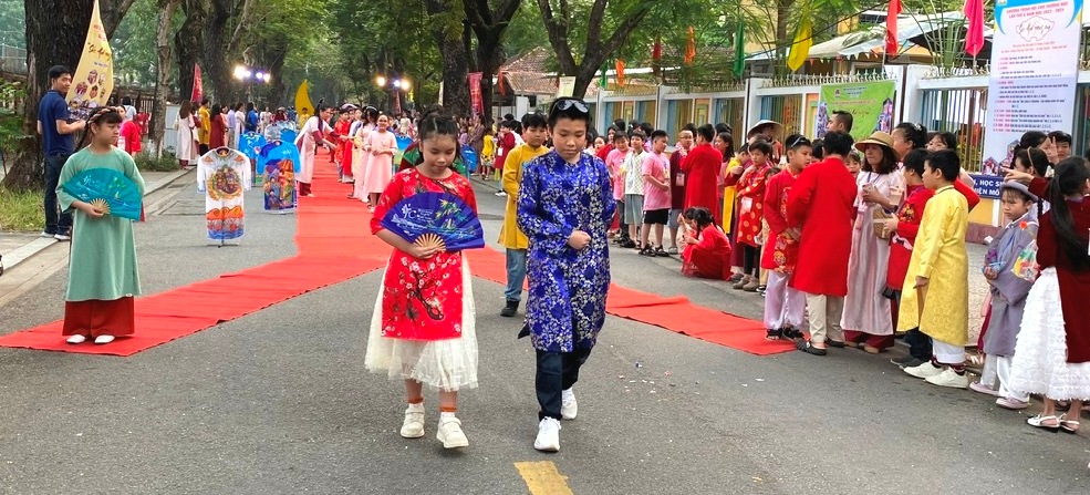 “Sắc Huế trong em”