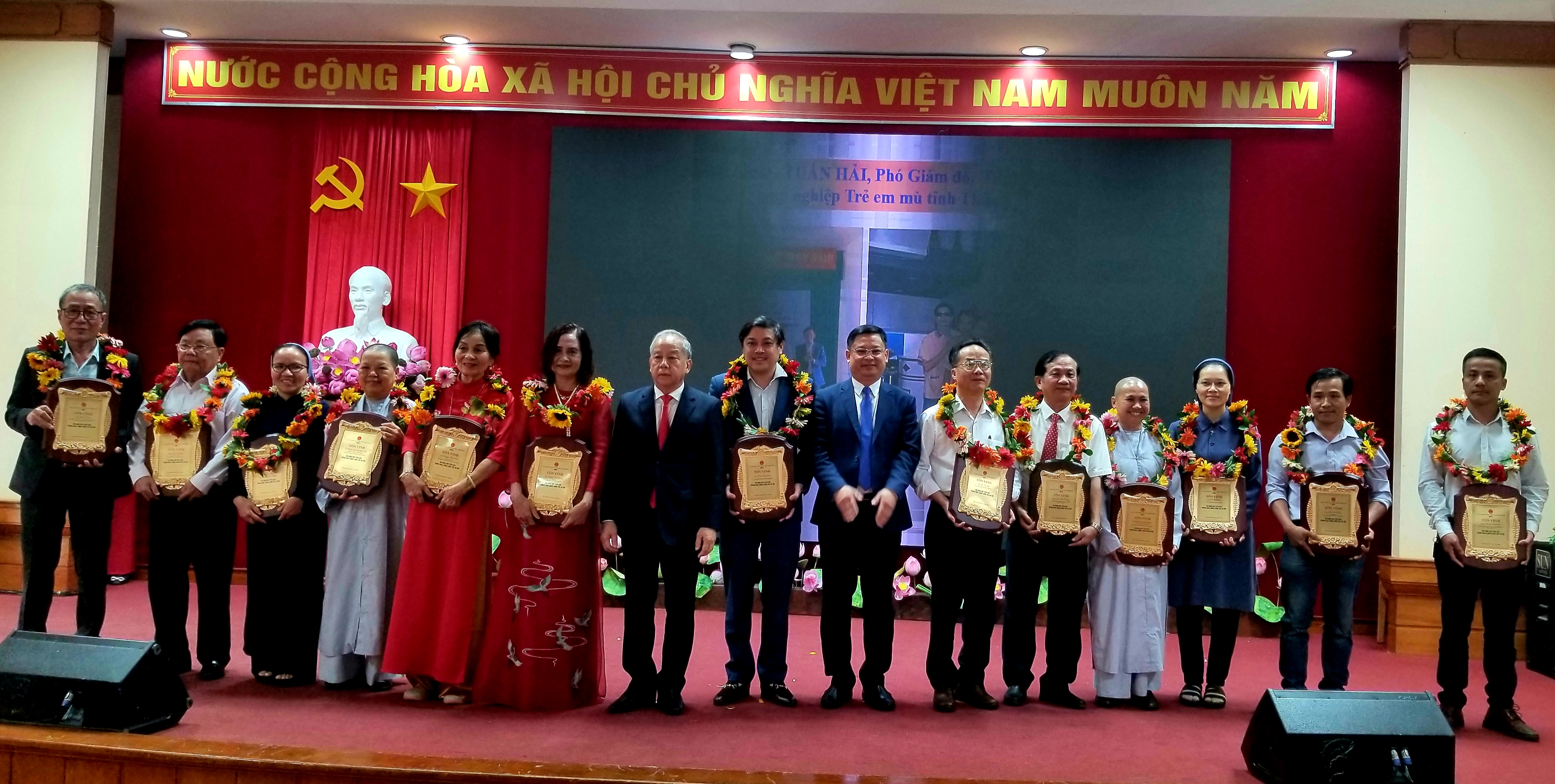 Tôn vinh các tập thể và cá nhân có nhiều đóng góp trong công tác xã hội