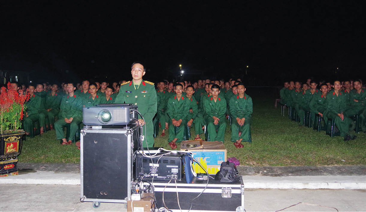 Bộ đội “cõng phim” về vùng sâu, vùng xa