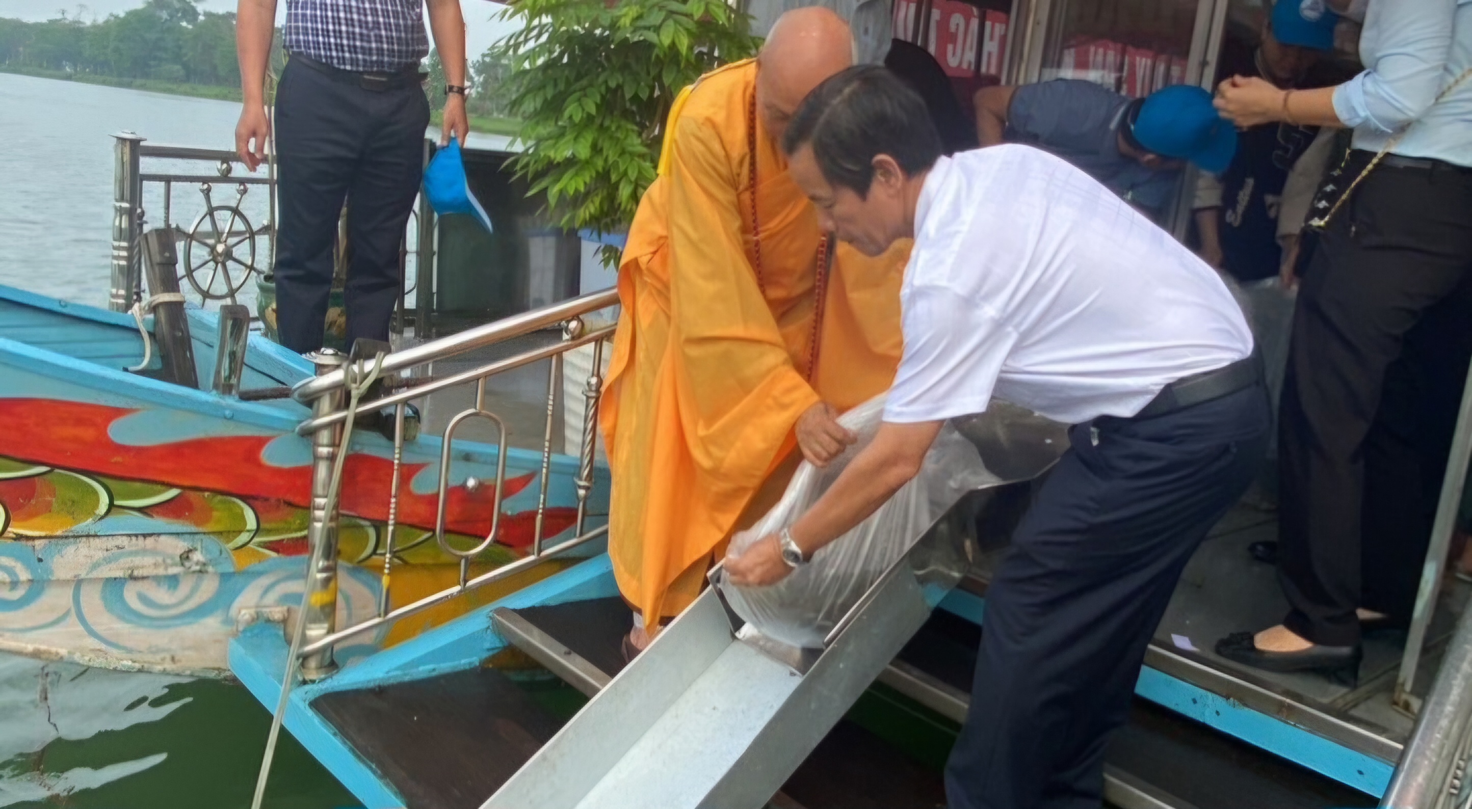 Thả 160 ngàn cá thể các loài cá đặc hữu xuống sông Hương