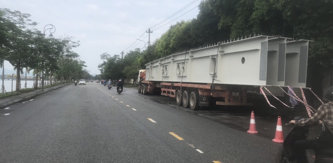 Điều khiển xe đầu kéo chở hàng siêu trường không có giấy phép lưu hành, giấy phép lái xe