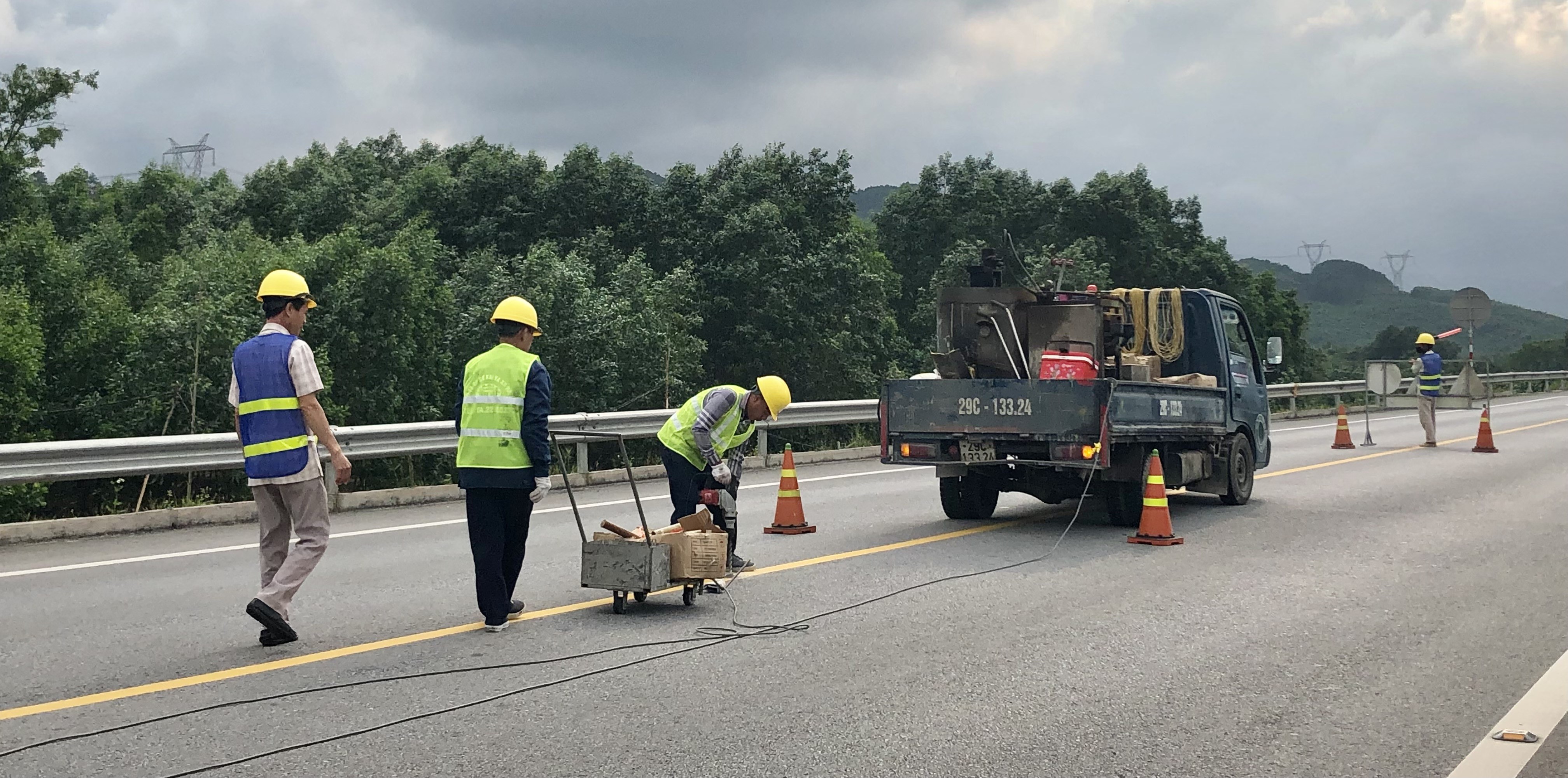 Đồng ý cấm xe khách trên 30 chỗ, xe tải trọng lớn vào cao tốc Cam Lộ-La Sơn