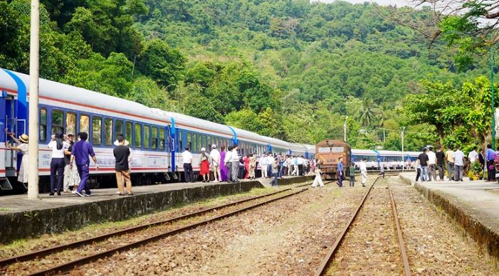 Dịp nghỉ lễ 30 4, giá vé máy bay, tàu hỏa tăng cao