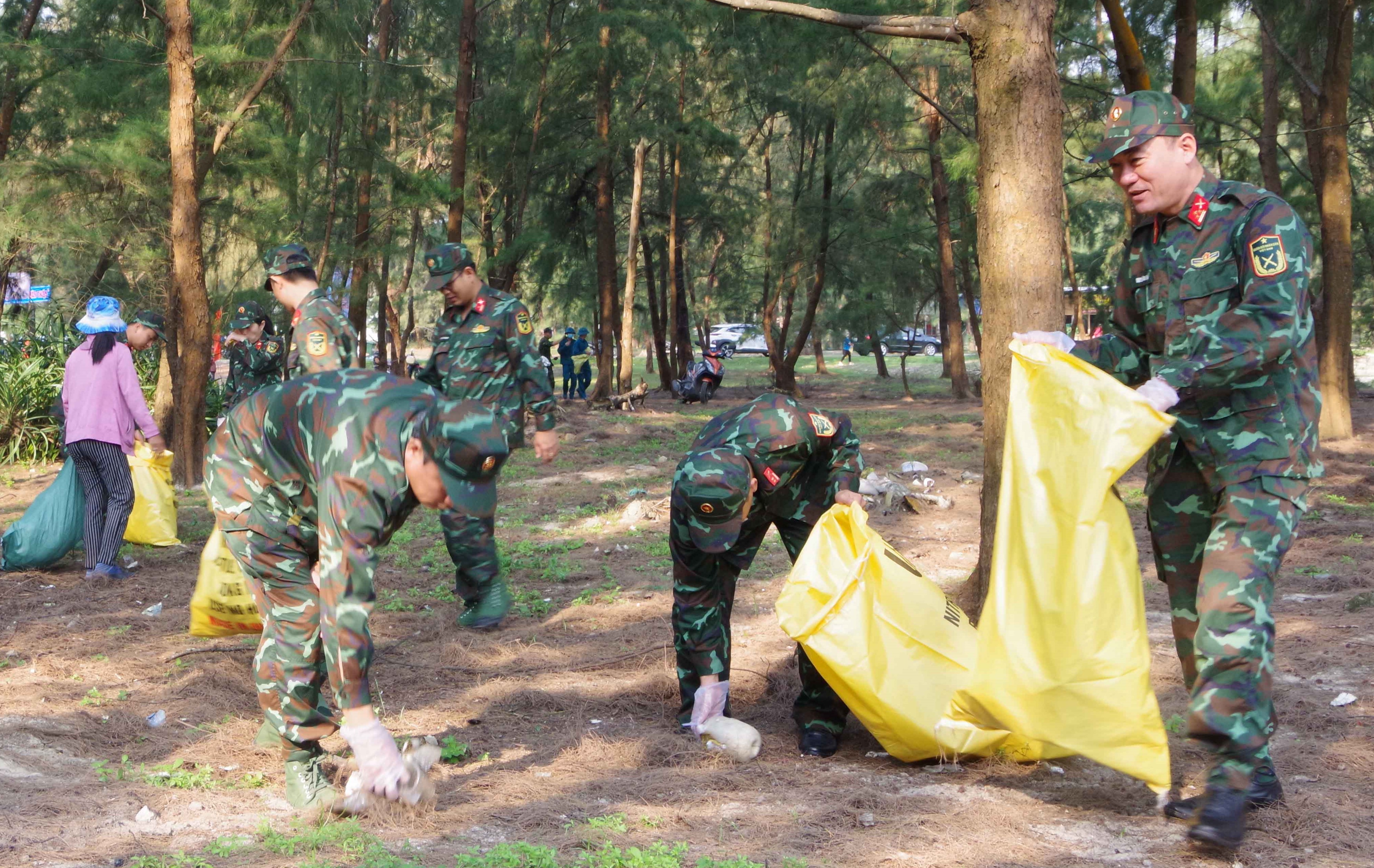 Bộ đội, dân quân và Nhân dân chung tay vệ sinh môi trường biển