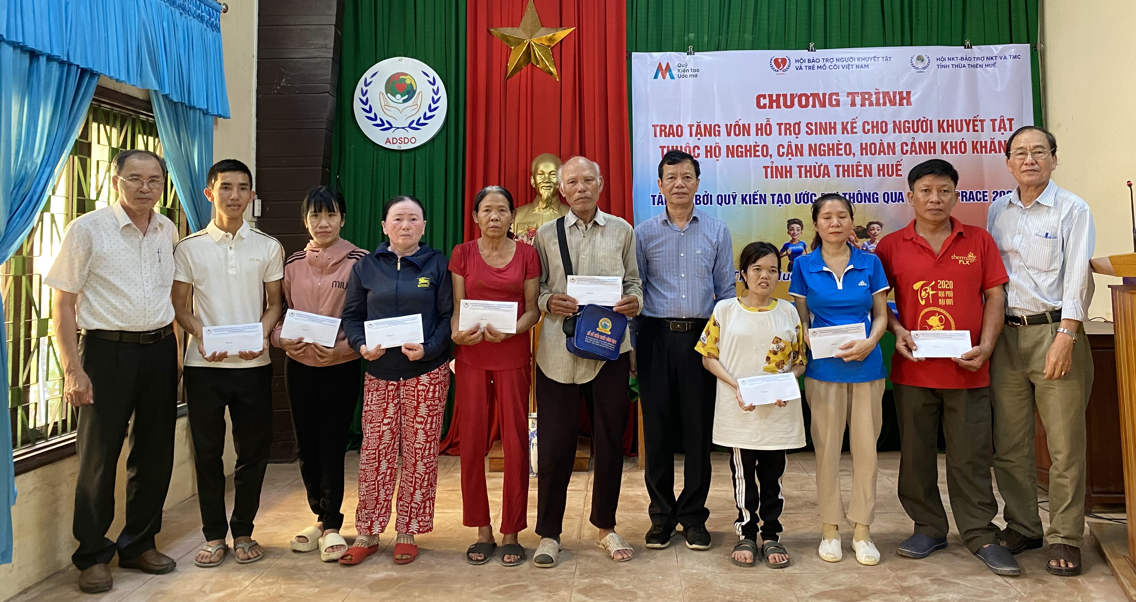 Trao vốn hỗ trợ sinh kế cho người yếu thế