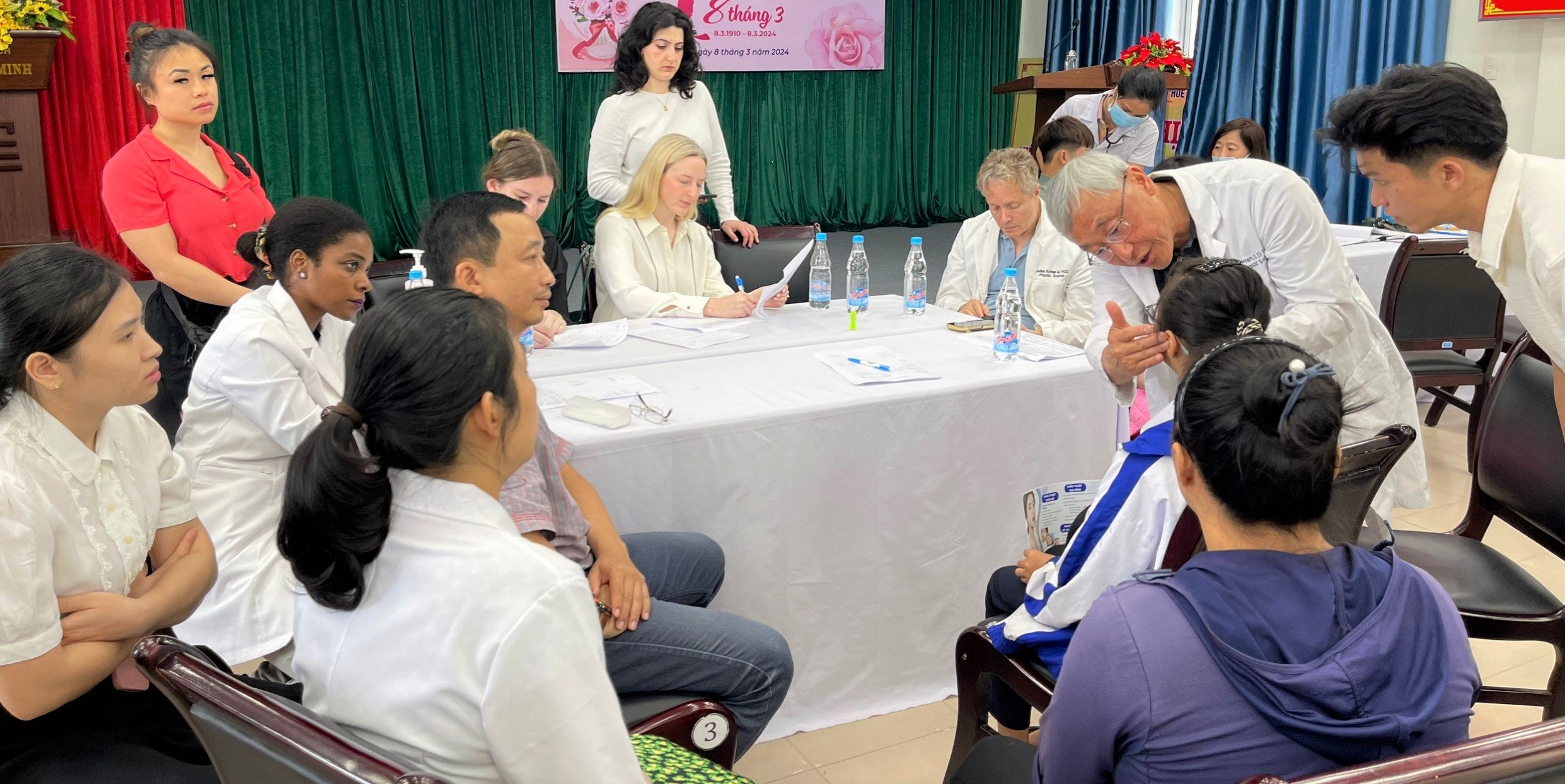 Chuyên gia Hoa Kỳ, Hàn Quốc đến Huế tham gia phẫu thuật tạo hình thẩm mỹ