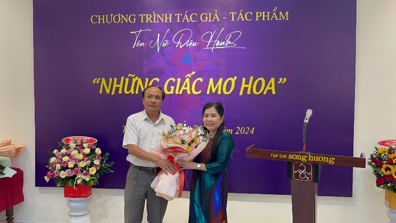 Nữ thi sĩ Diệu Hạnh ra mắt tập thơ “Những giấc mơ hoa”