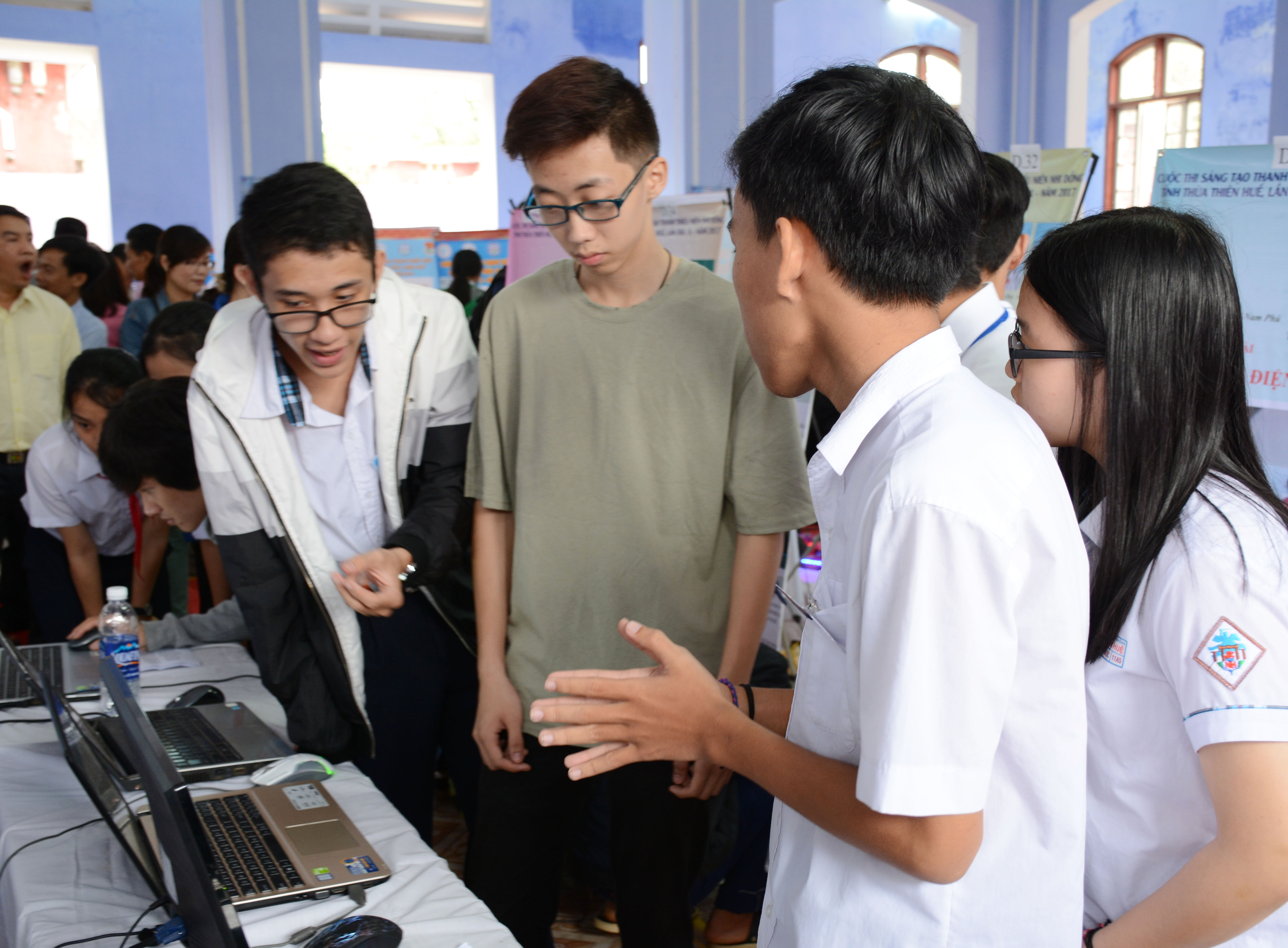 Nhà trường… “chơi” ngặt