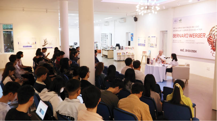 Bernard chọn quán cà phê trong Đại Nội để ngồi viết sách