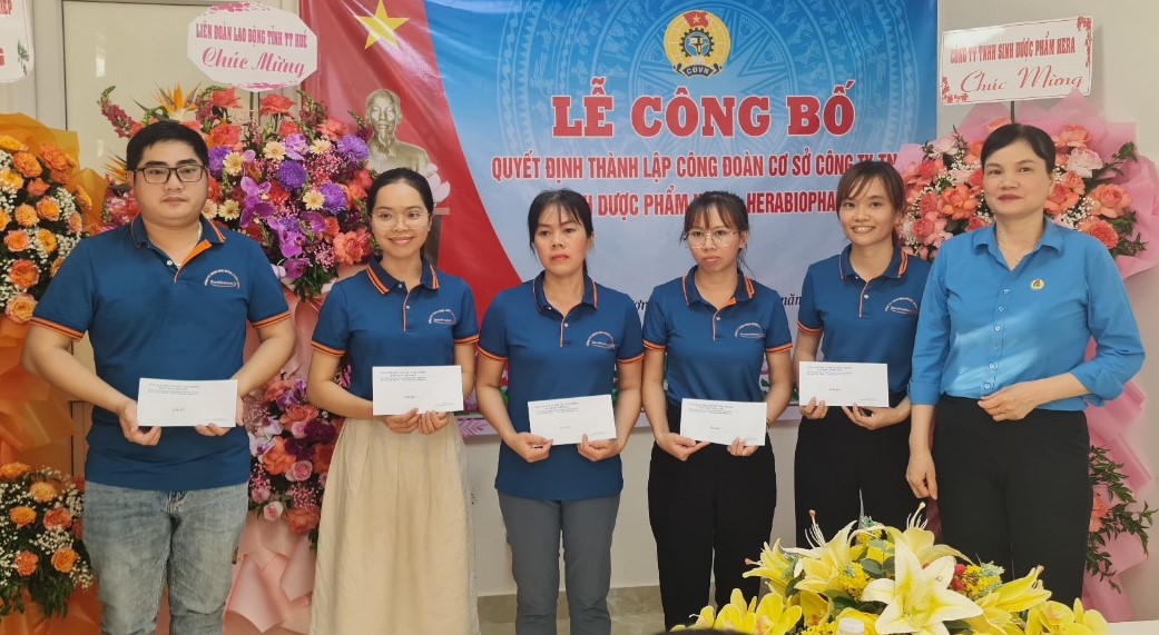 Thành lập công đoàn cơ sở tại Khu công nghiệp Tứ Hạ

​