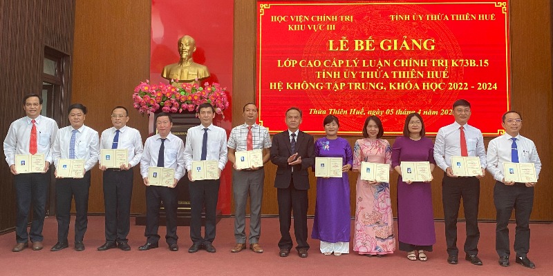 53 học viên tốt nghiệp lớp Cao cấp lý luận chính trị khóa học 2022 - 2024