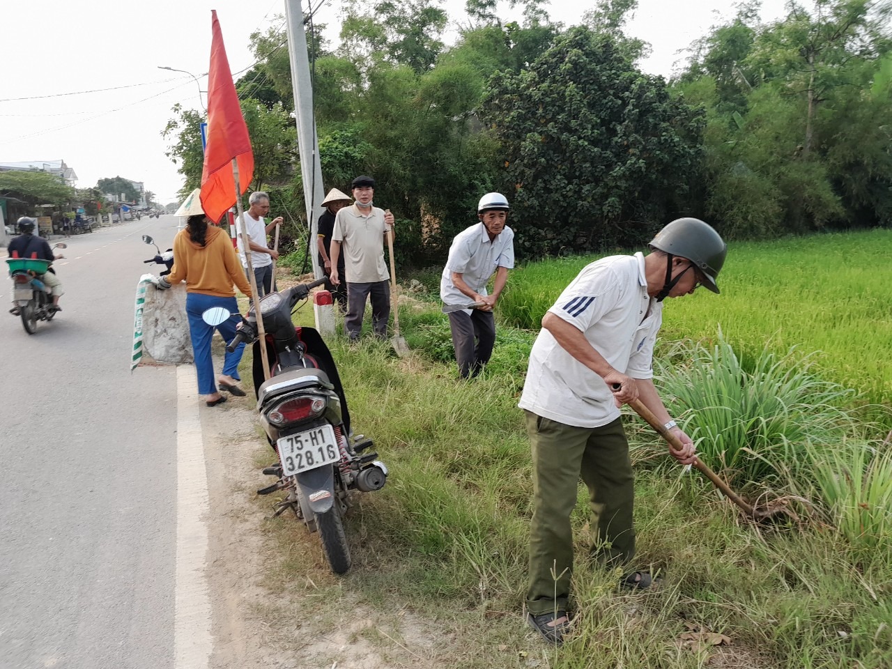 Phú Vang đồng loạt ra quân xử lý rác thải