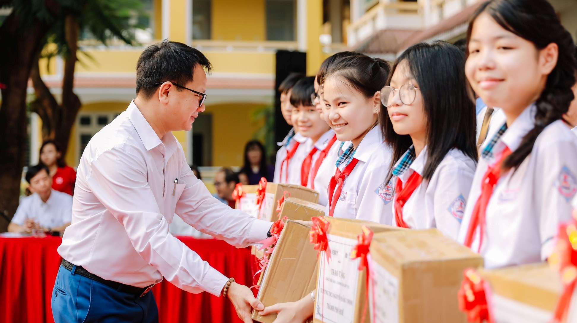 Tiếp nhận thiết bị 3 thư viện thân thiện và trao 165 tủ sách lớp học tại TP Huế