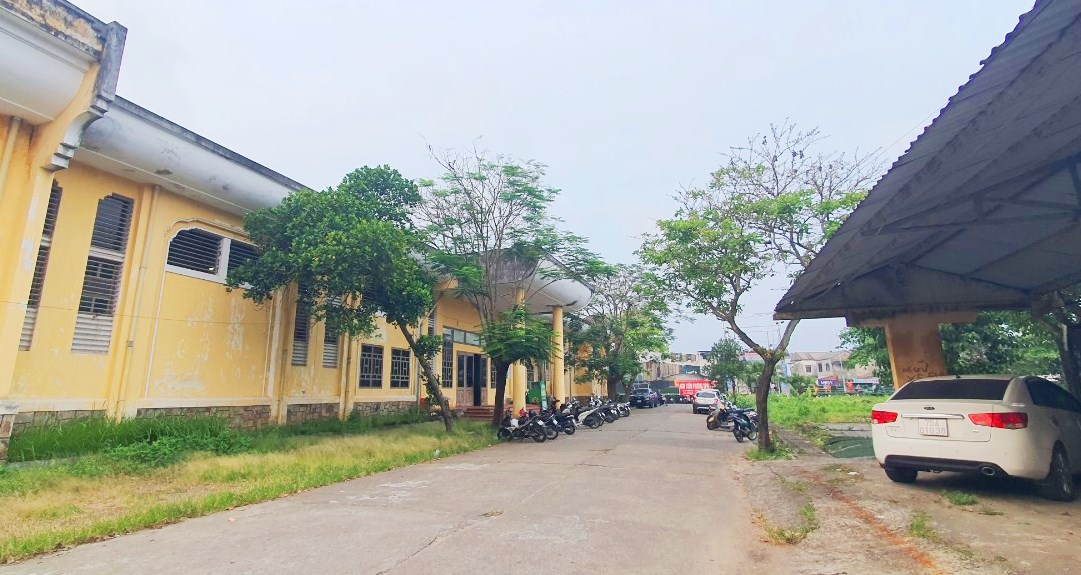 Giá thuê sân bãi quá cao, người luyện tập cầu lông bất bình