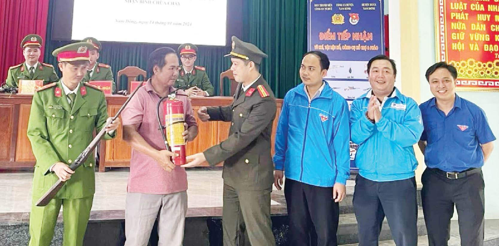 Thu hồi triệt để vũ khí, vật liệu nổ, công cụ hỗ trợ và pháo