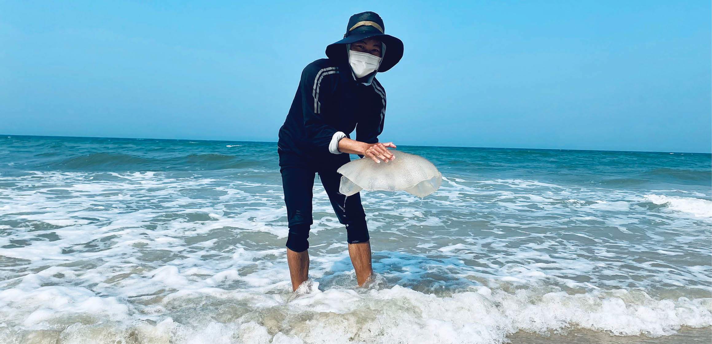 Nhặt “lộc biển”