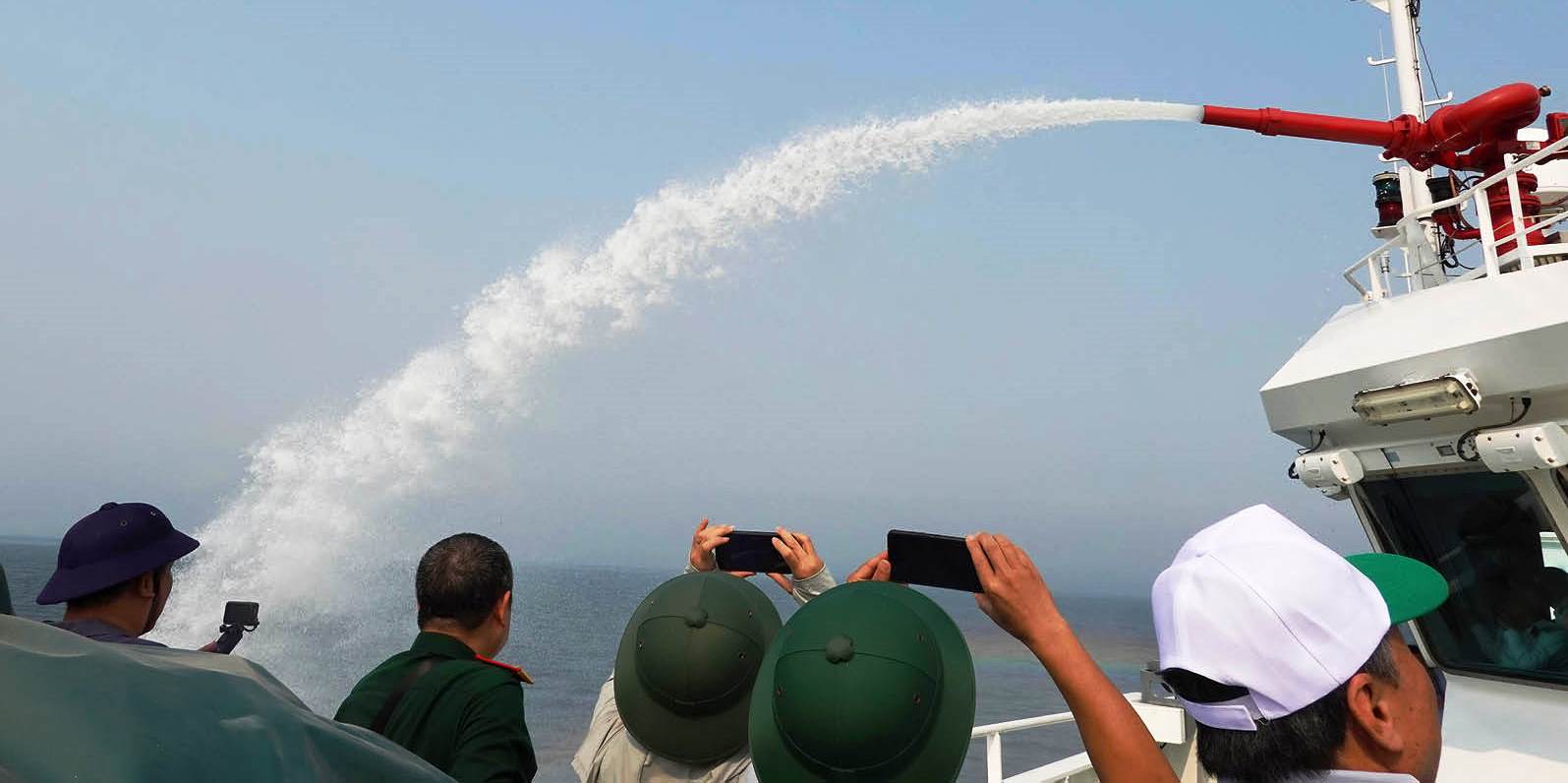 Mang trái tim đất liền đến với Trường Sa - Kỳ 2 Dàn đồng ca chào người lên đường và ký ức thủy thủ