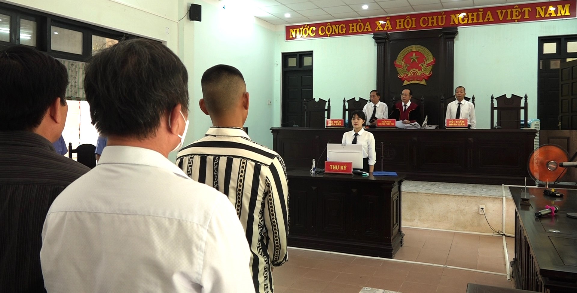 Xét xử 11 bị can trong đường dây đánh bạc qua mạng quy mô lớn tại Huế