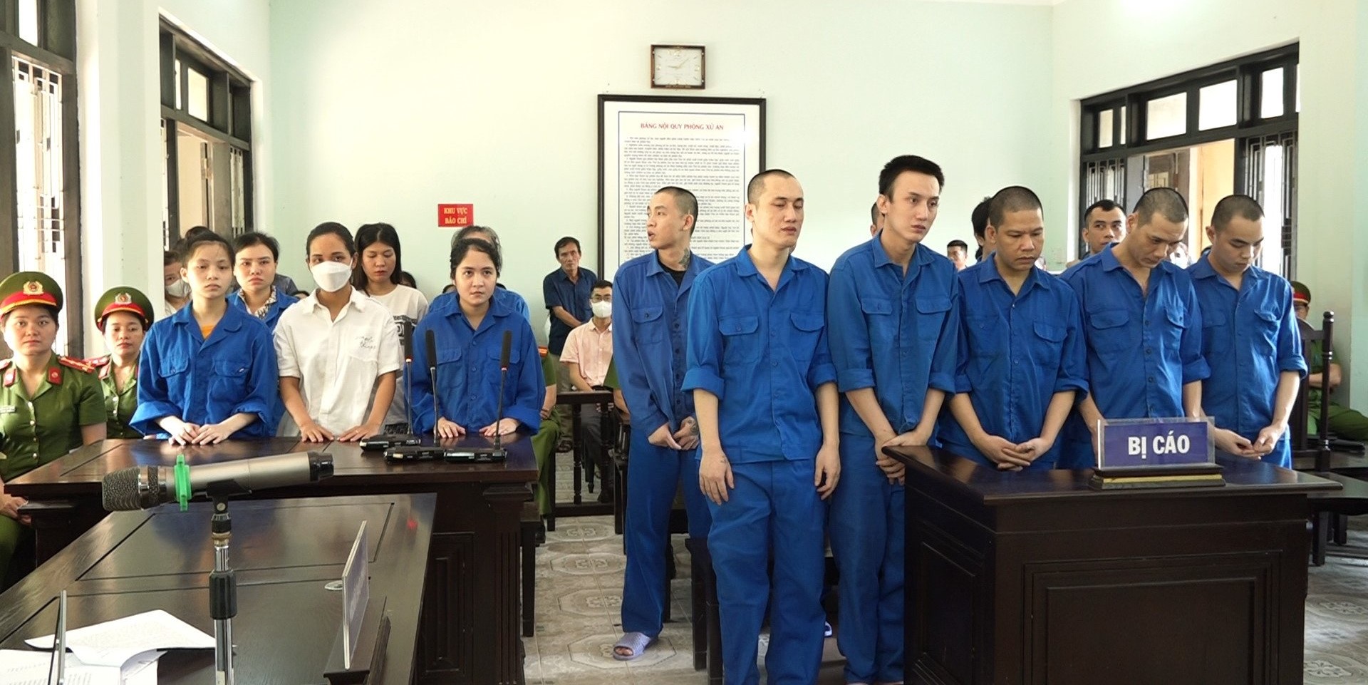 Tổ chức bay lắc trong quán karaoke, 16 người lĩnh án