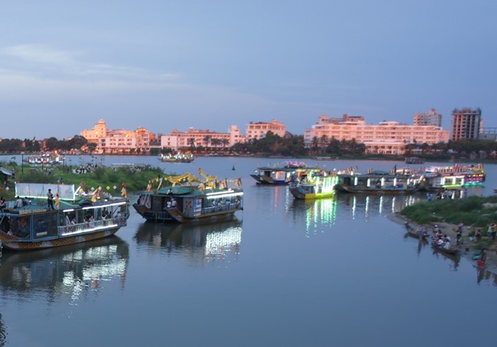 Nên tổ chức đua thuyền trước công viên Trịnh Công Sơn