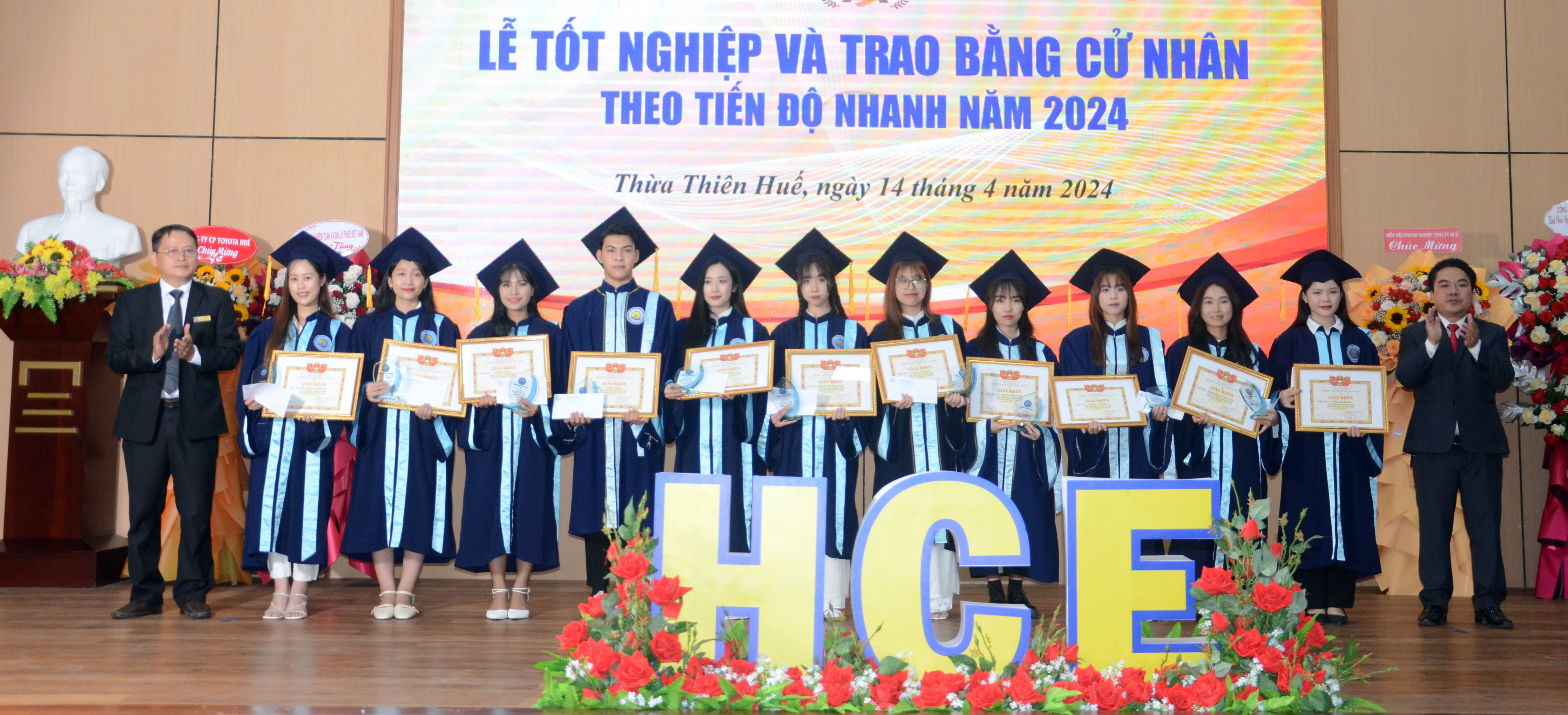 Gần 800 sinh viên Trường đại học Kinh tế tốt nghiệp theo chương trình đào tạo nhanh