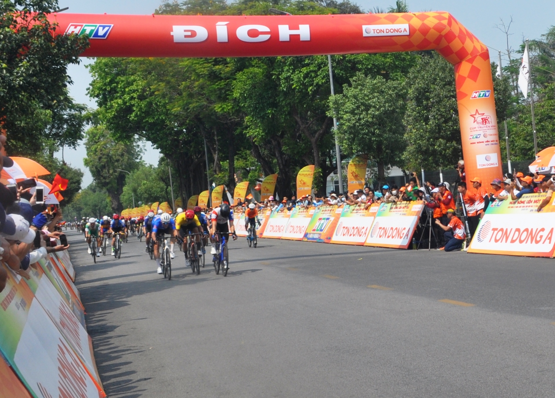 Martin Lass cán đích chặng đua Trường Tiền - Phú Xuân