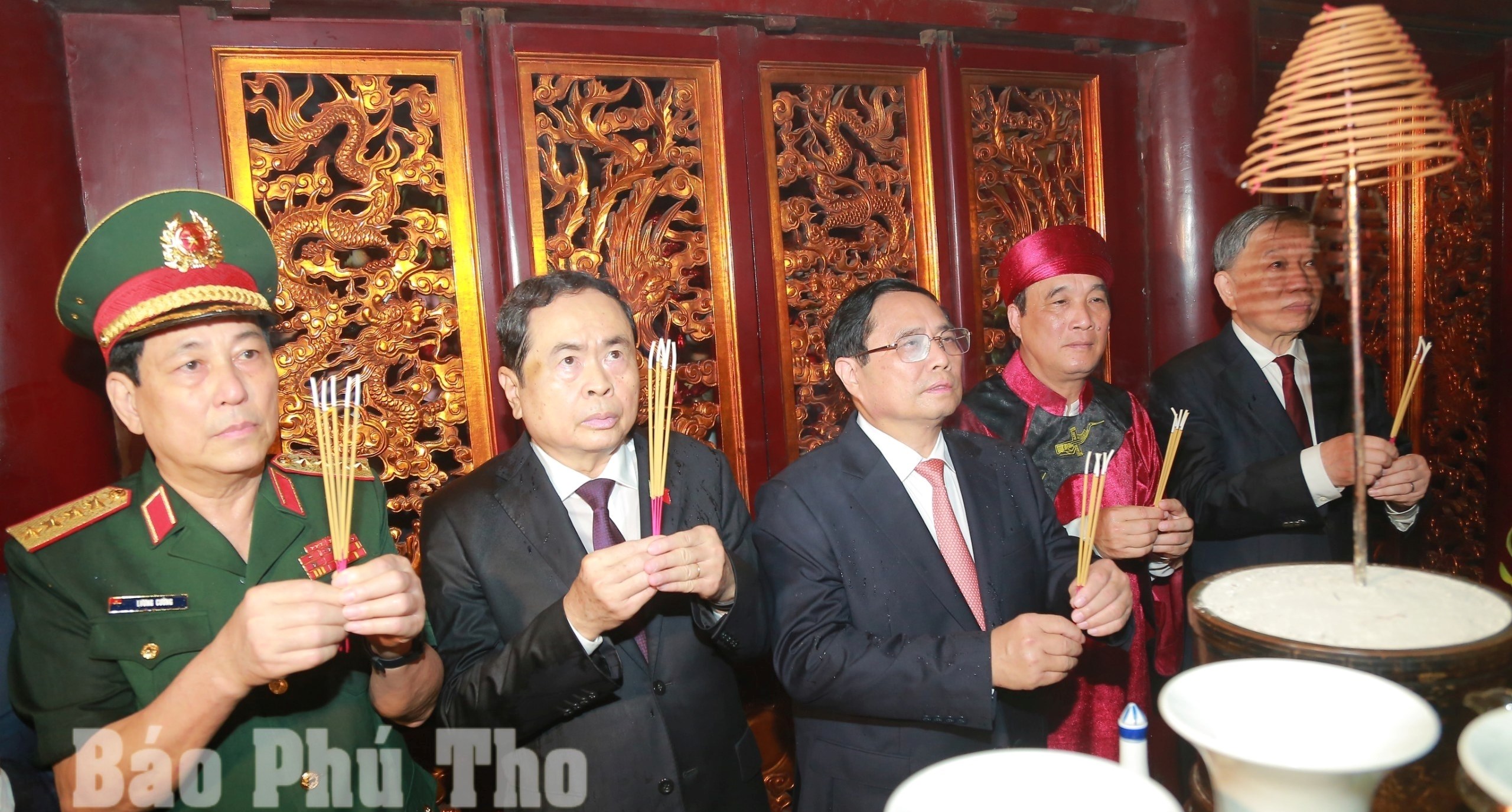 Thủ tướng Chính phủ Phạm Minh Chính dâng hương tưởng niệm các Vua Hùng