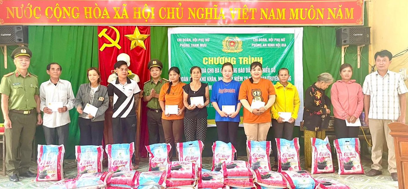 Hỗ trợ gia đình có hoàn cảnh khó khăn tại bản Hạ Long