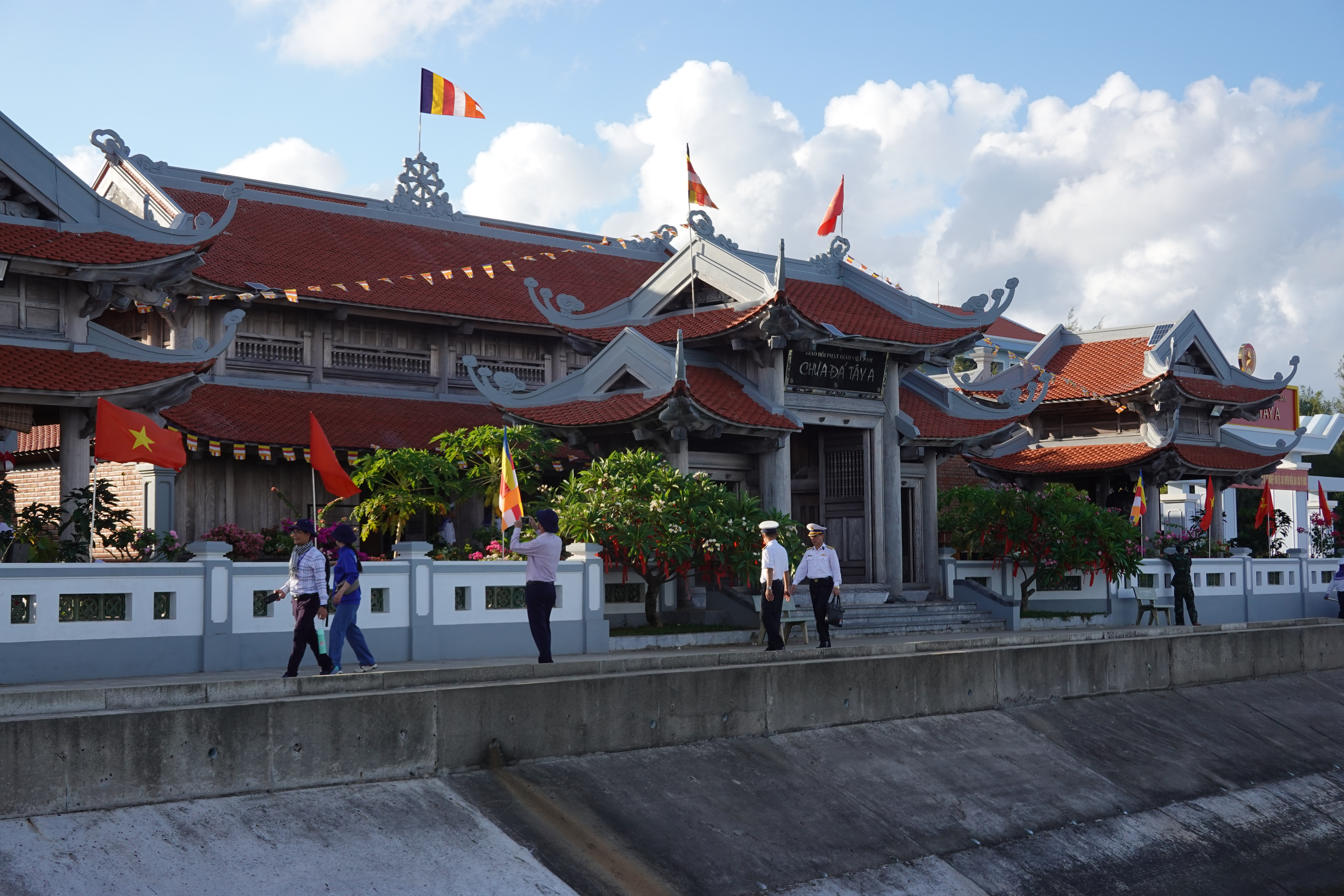 Mang trái tim đất liền đến với Trường Sa - Kỳ 7 Điểm hẹn đảo đá Tây A